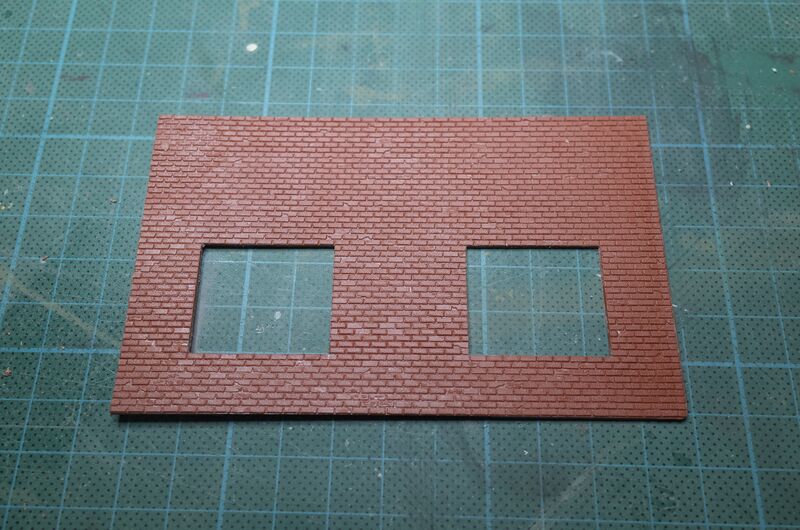 Datei:Fabrikgebäude.Anbau.Mauerplatte mit Fensterausschnitten.jpg