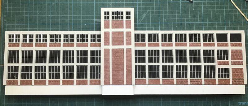 Datei:Fabrikgebäude.Fassade ohne Fenster.jpg