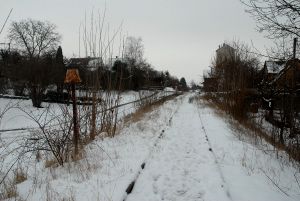 Die Trapeztafel des Bahnhofs von Vaihingen Stadt steht links und recht weiter vom Gleis entfernt. Foto: mhellm 15.1.2010