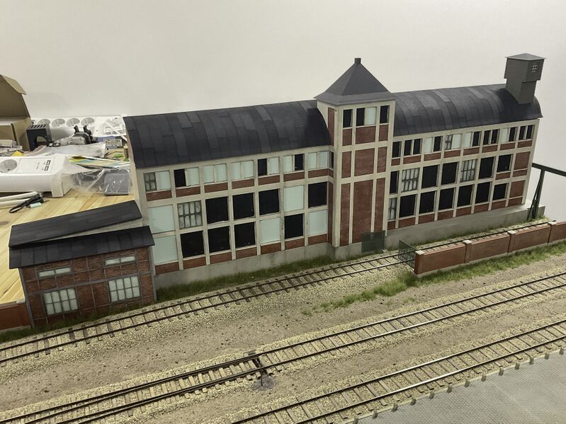 Datei:Fabrikgebäude.Dach.gedeckt.jpg