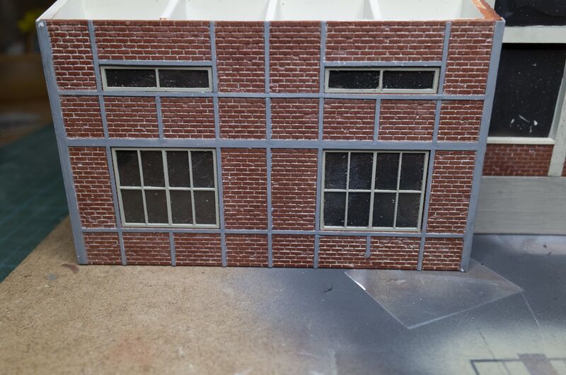 Datei:Fabrikgebäude.Anbau.Fenster.jpg